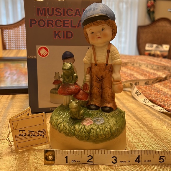 Musical Porcelain Figurine - Picture 6 of 8